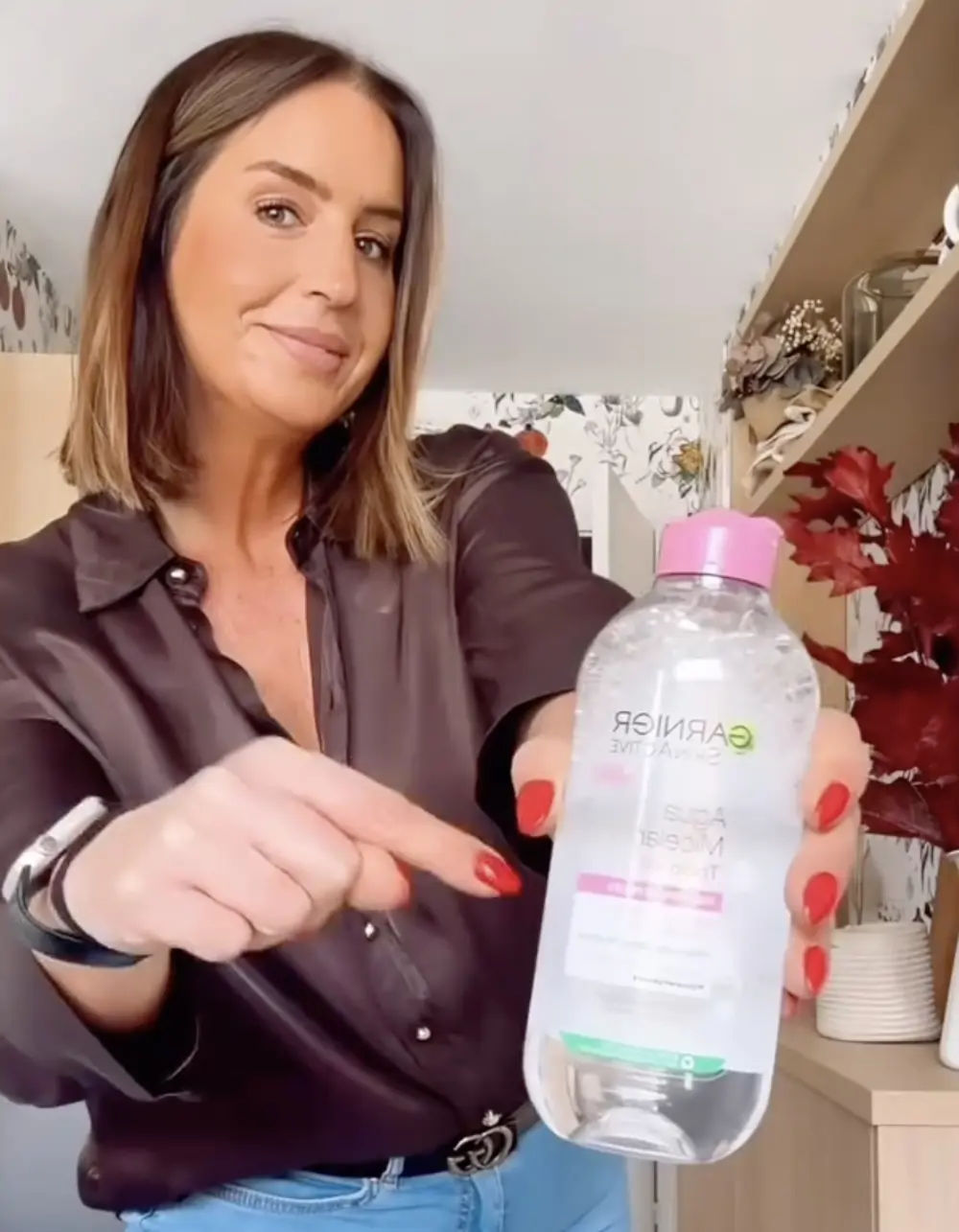 Lucía Lipperheide usa el agua micelar para limpiar sus zapatillas Adidas
