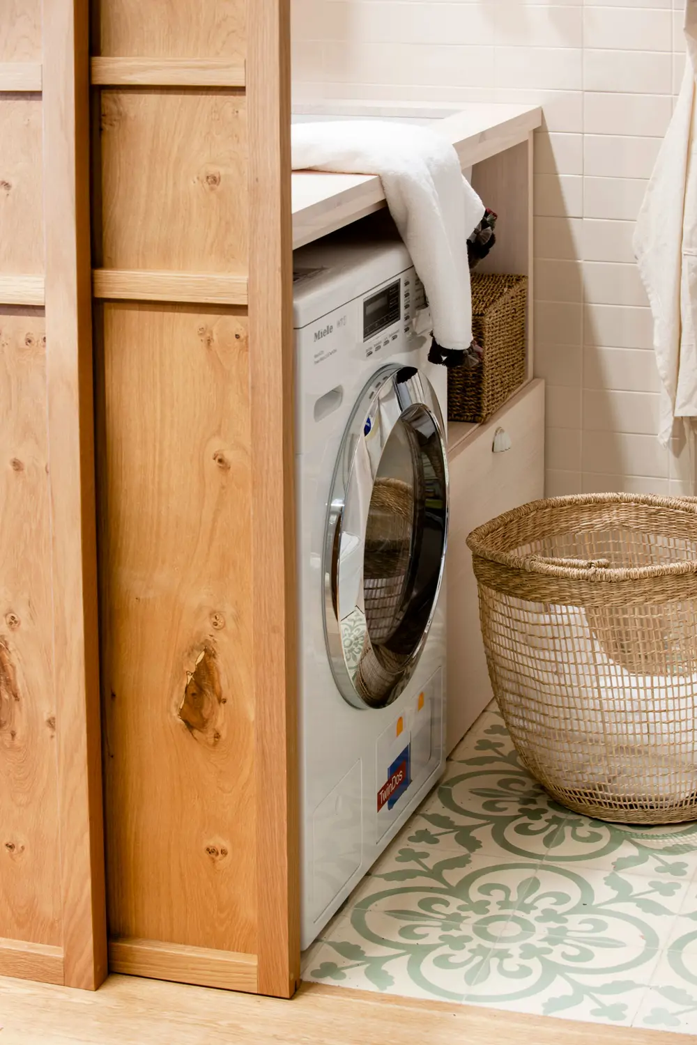 zona-de-lavado-con-lavadora-y-puerta-de-madera-00501738 O