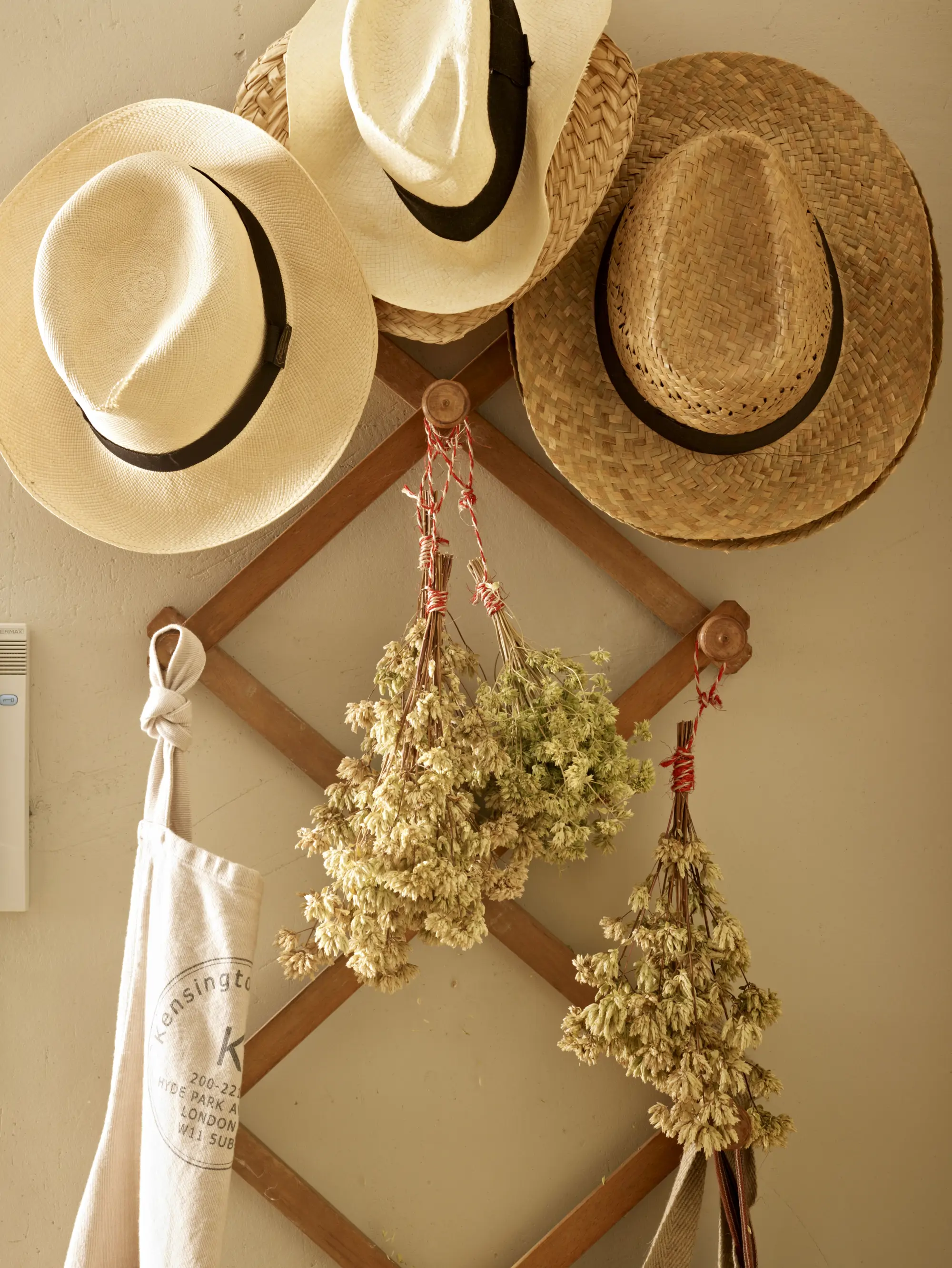 Tres sombreros en un perchero