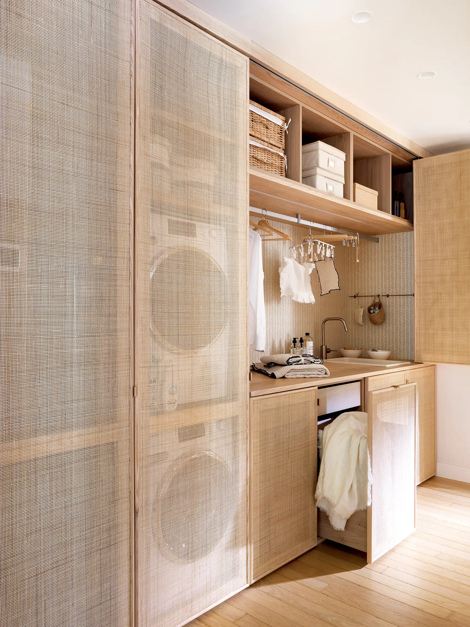 Lavadero con armarios con puertas traslúcidas en madera y ratán