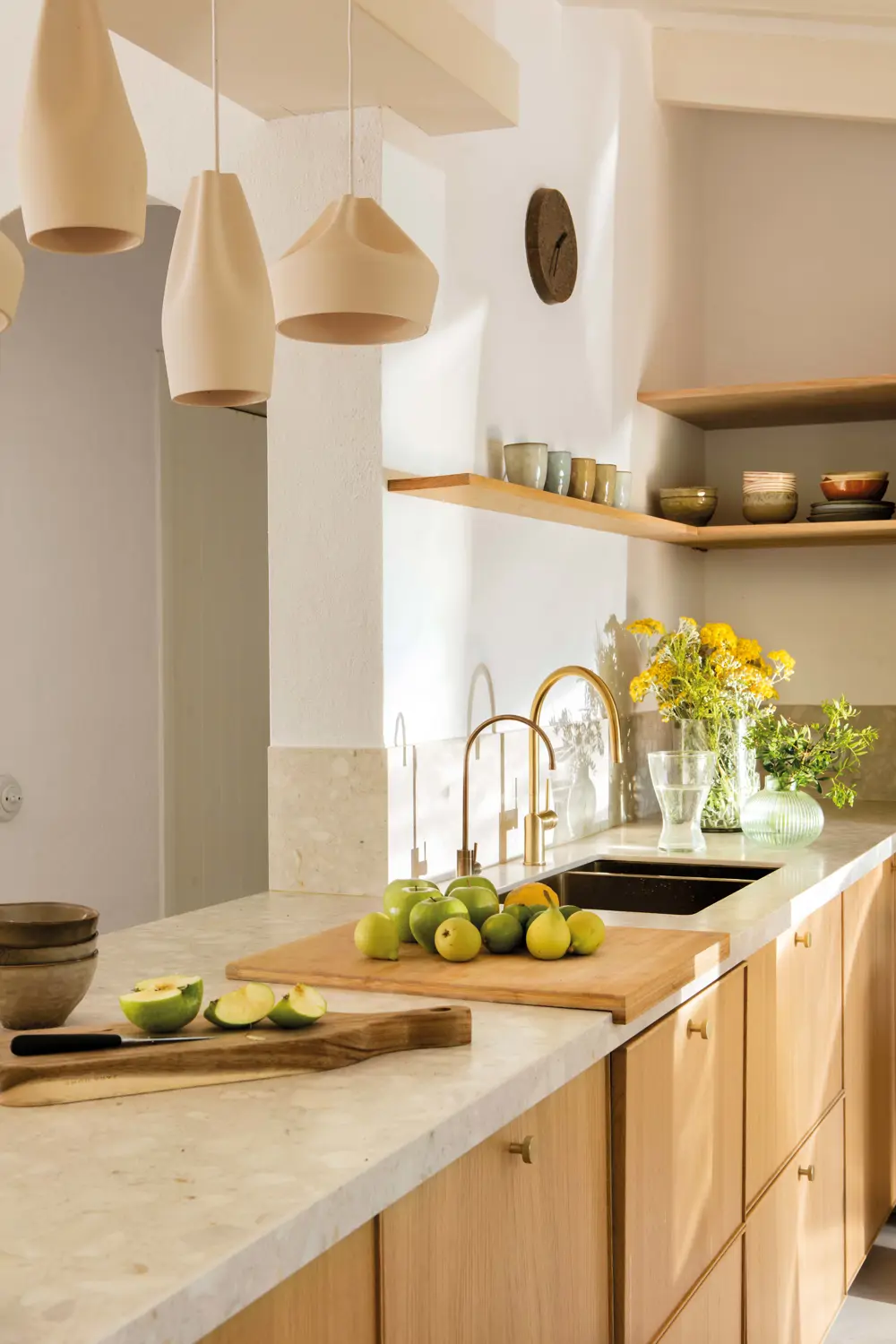Cocina con cajones de madera y doble grifería dorada