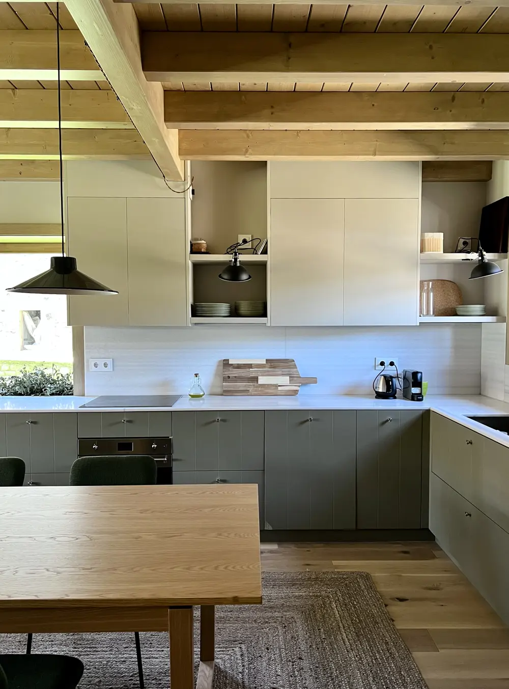Cocina en tonos suaves y mobiliario en madera.