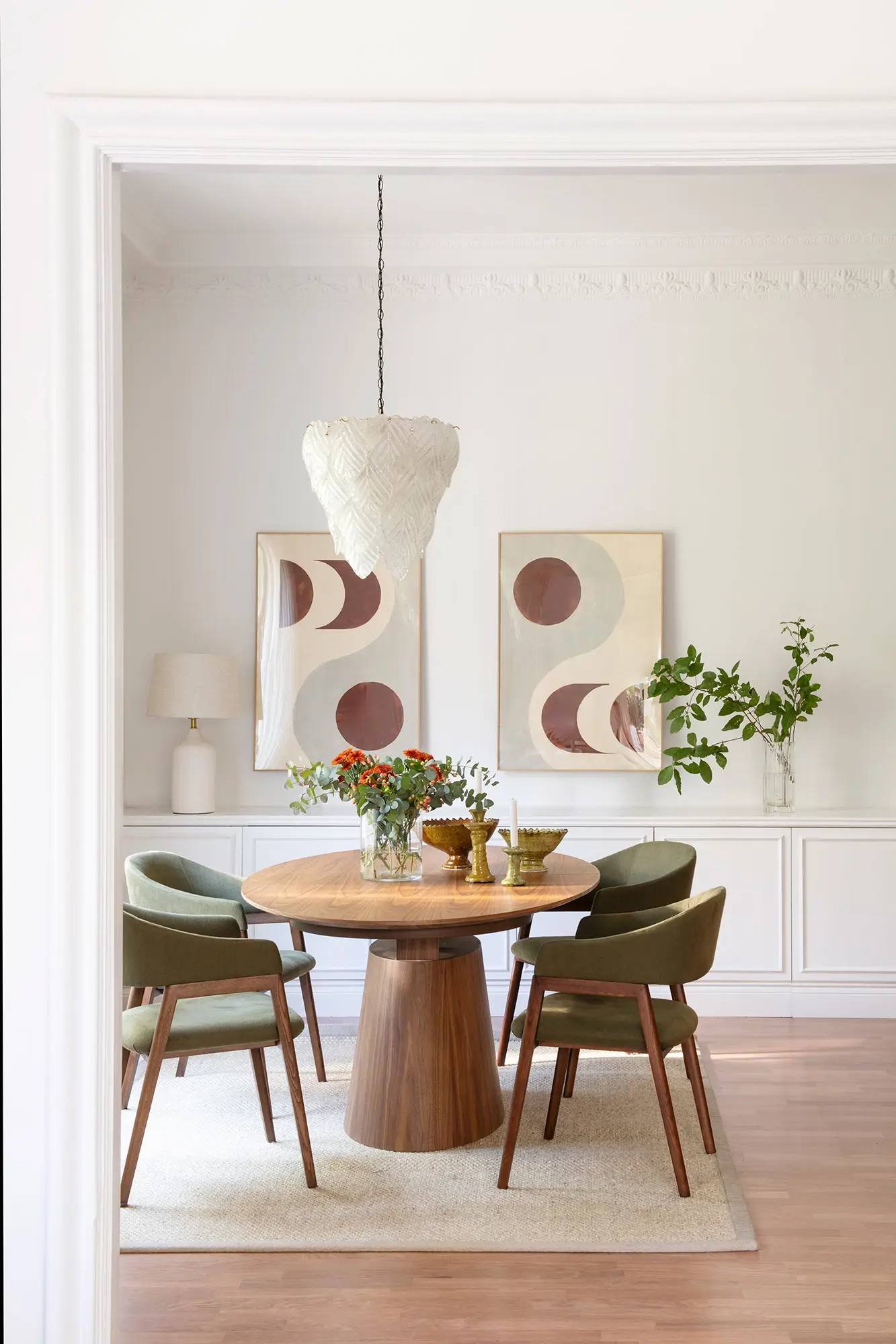 Comedor con dos obras de arte en la pared