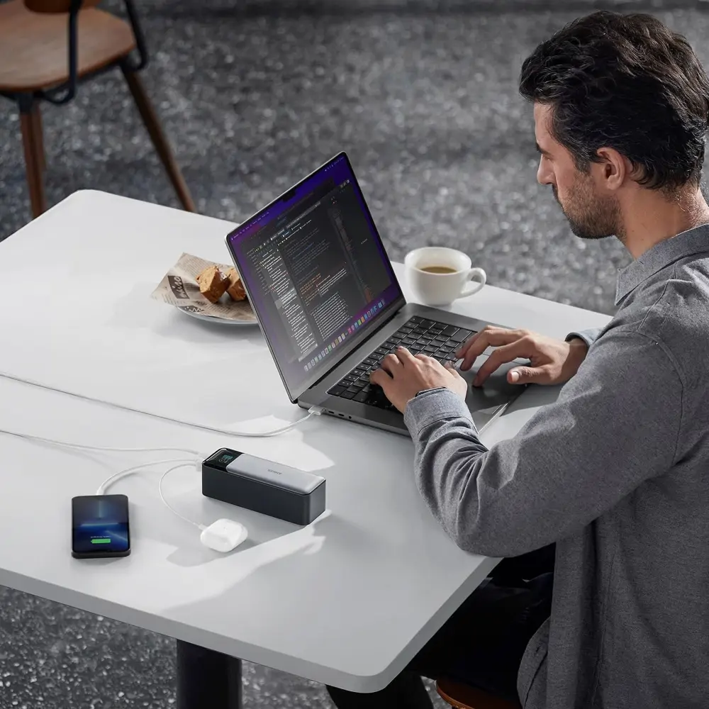 Hombre utilizando batería externa