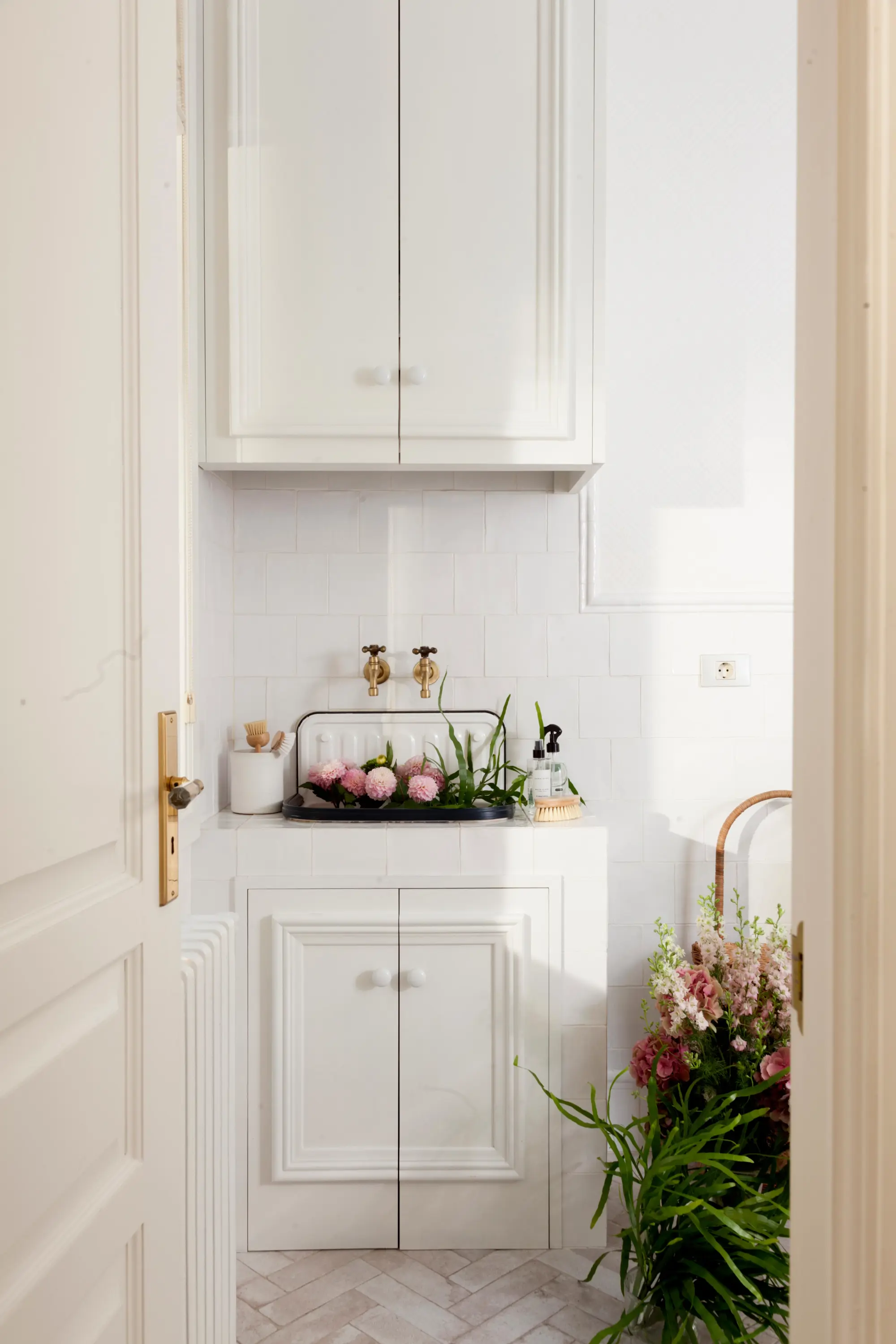 Lavadero blanco con arreglo floral