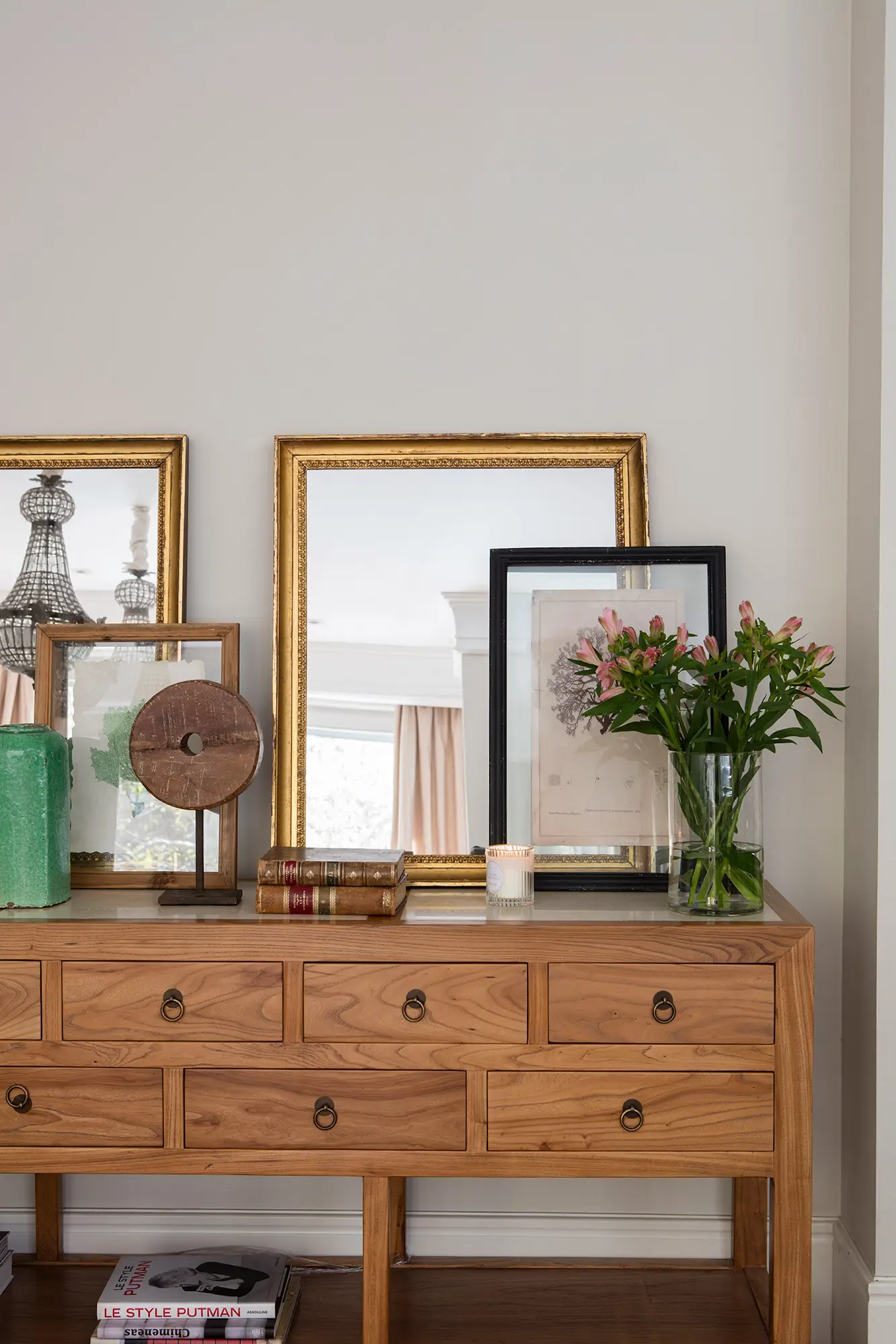 Mueble decorado con arte: espejos, esculturas y cuadros