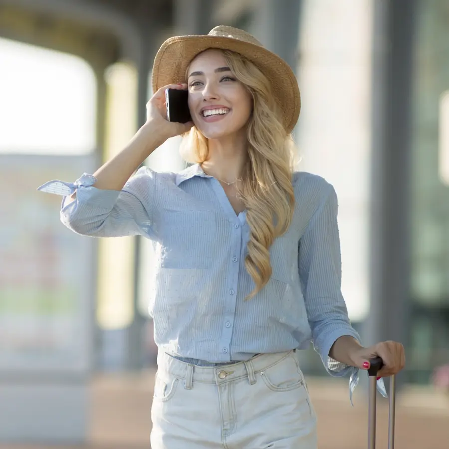 Mujer de viaje con el móvil