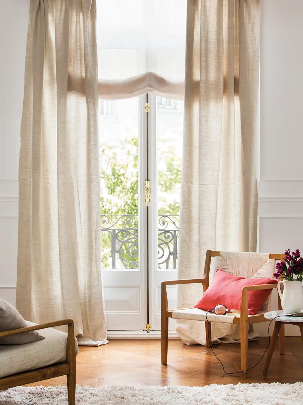 Ventana vestida con estor y visillo