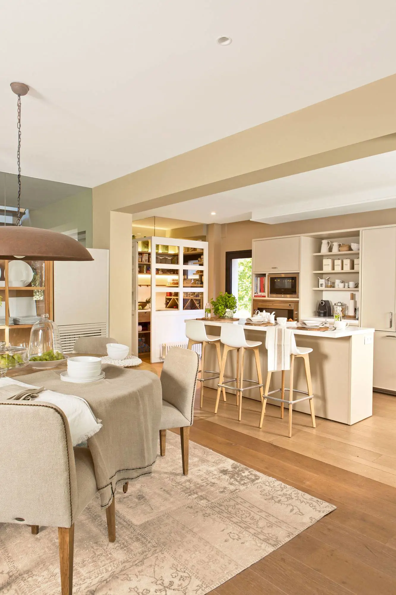 Abierta con zona de comedor integrada en una gran mesa central