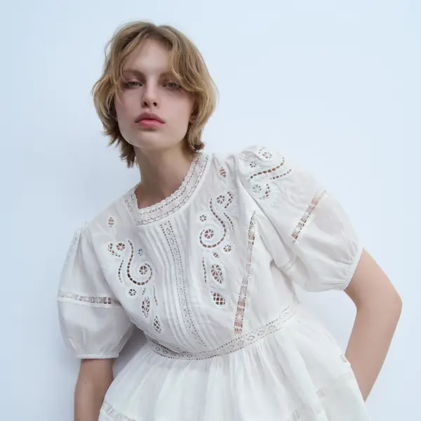 Si tuviera 50 años no llevaría blusas, las reemplazaría por estos 5 tops de Zara más elegantes y juveniles
