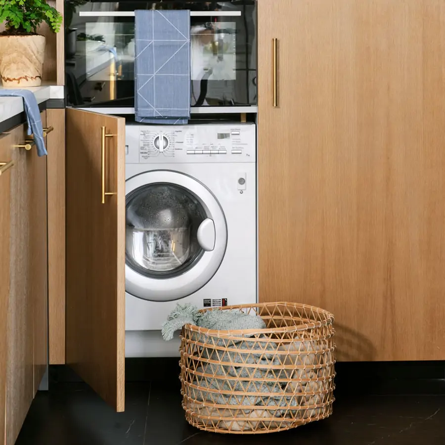 lavadora-en-mueble-panelado-bajo-horno-y-microondas-de-la-cocina 470703 O
