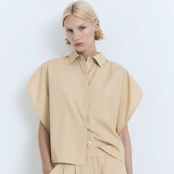 Si tuviera 60 años no llevaría tirantes: 5 blusas holgaditas con manga corta de Mango 