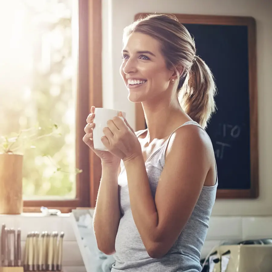 Mujer con café en su cocina