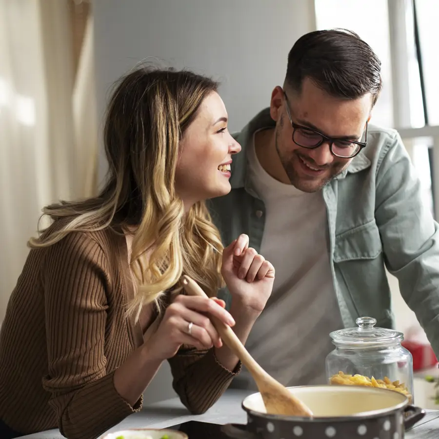 Pareja cocinando iStock