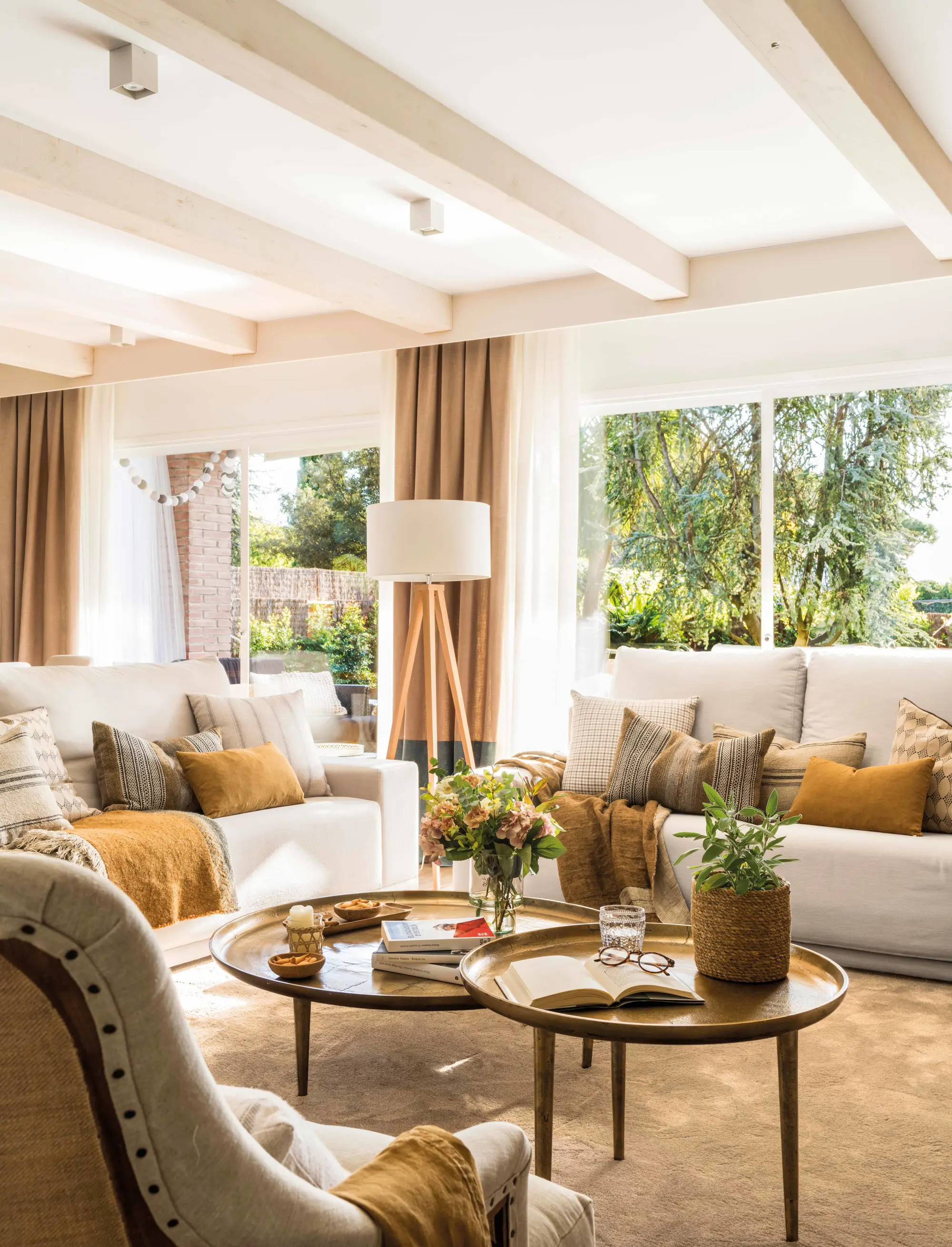 Salón con cortinas beige y visillo blanco