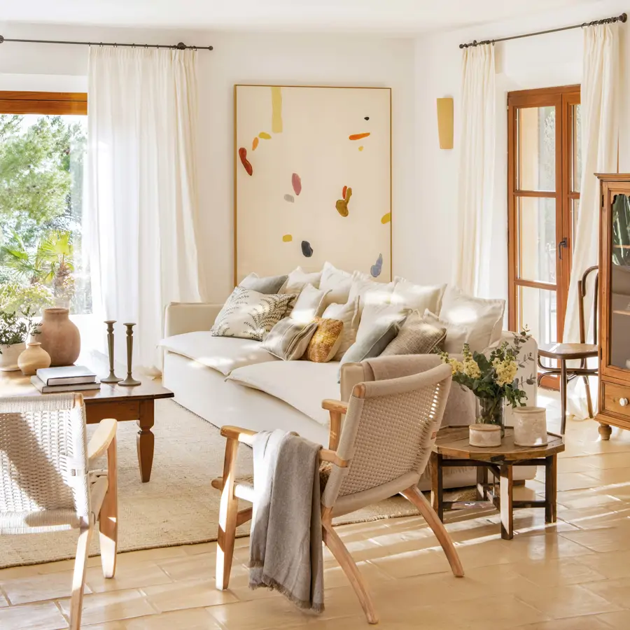 Salón con sofá neutro, butacas y cuadro XL (R)