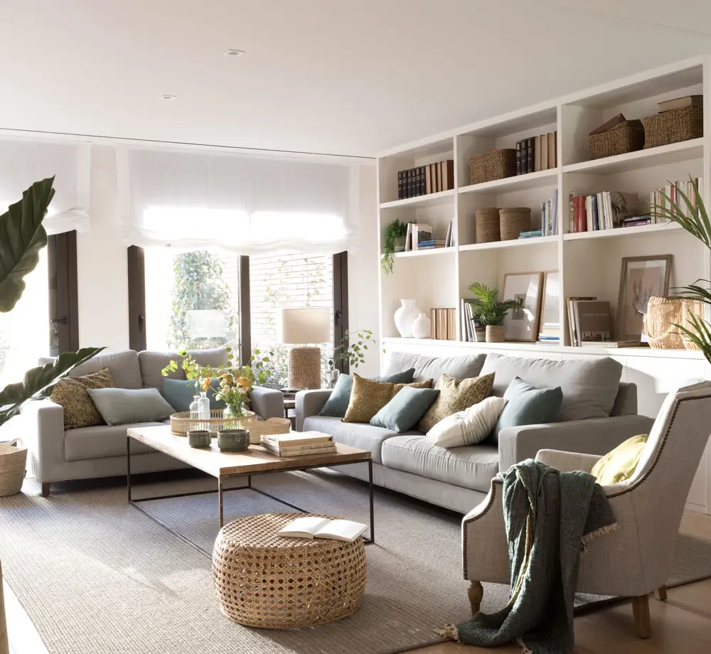Salón cuadrado con mueble librería tras el sofá 00501631 