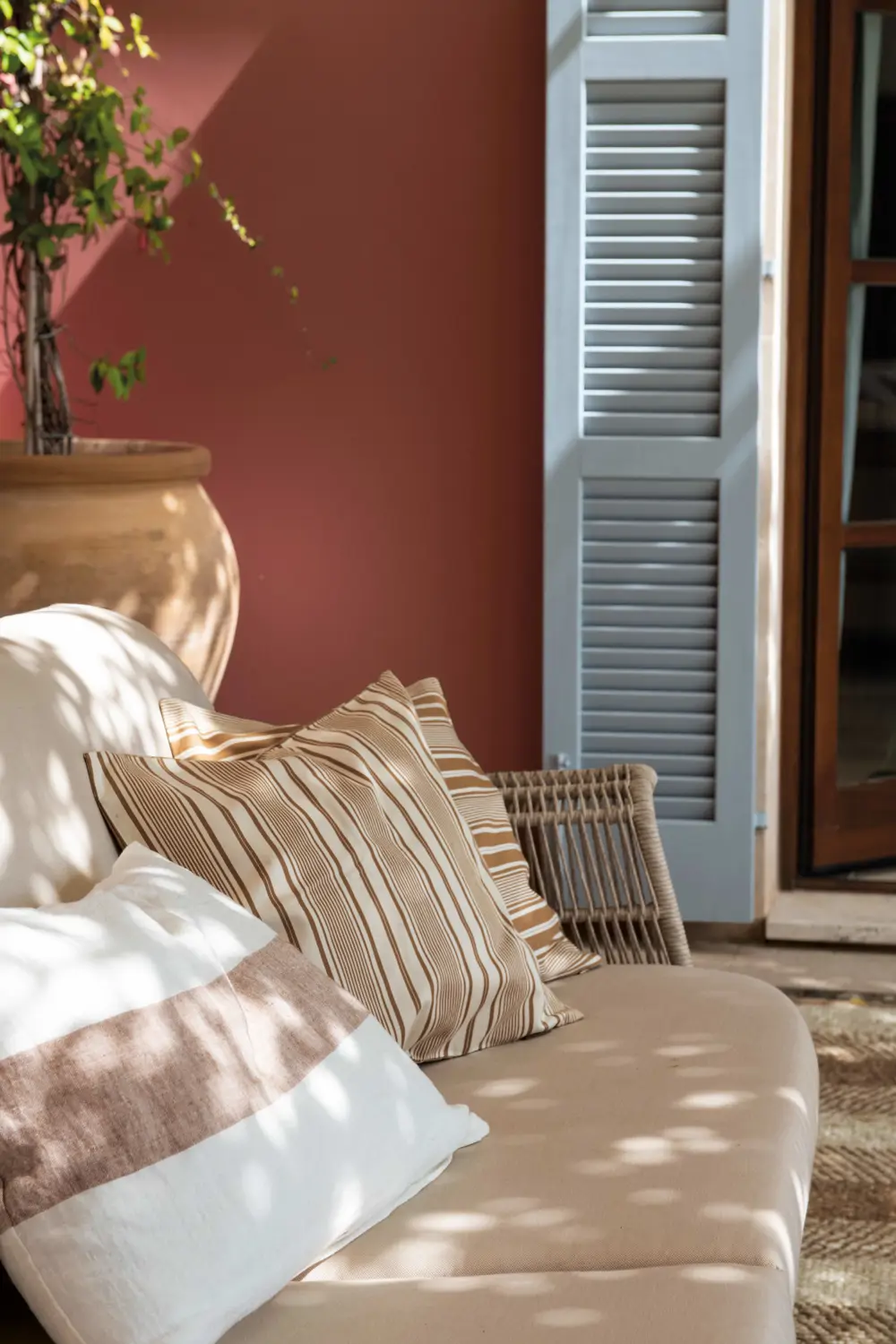 sofa terraza color beige rayas