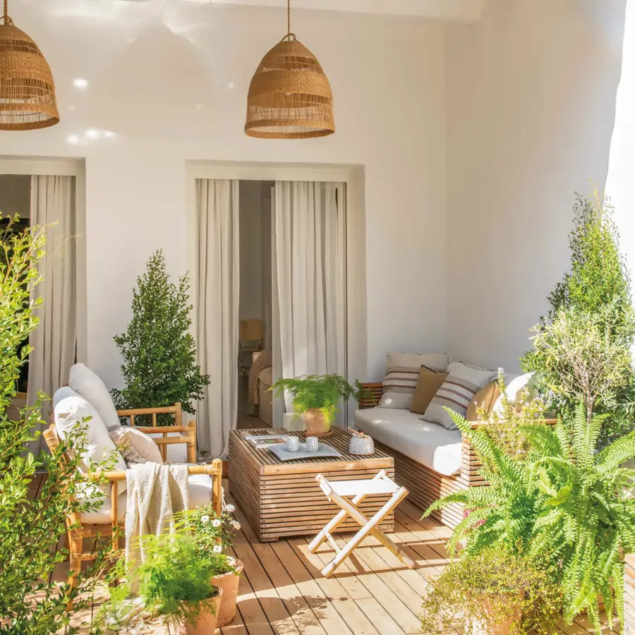 Terraza madera blanca natural plantas fibras 