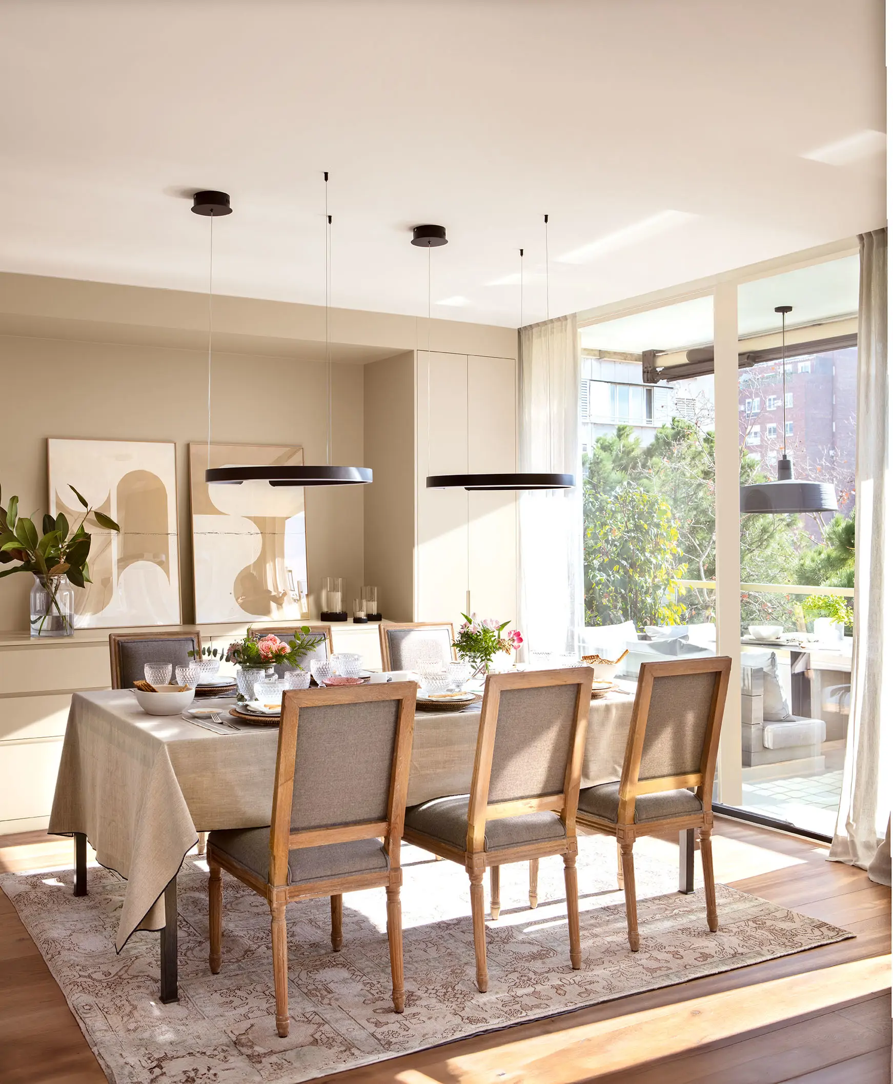 Comedor con mesa rectangular, sillas tapizadas y aparador vajillero con dos armarios