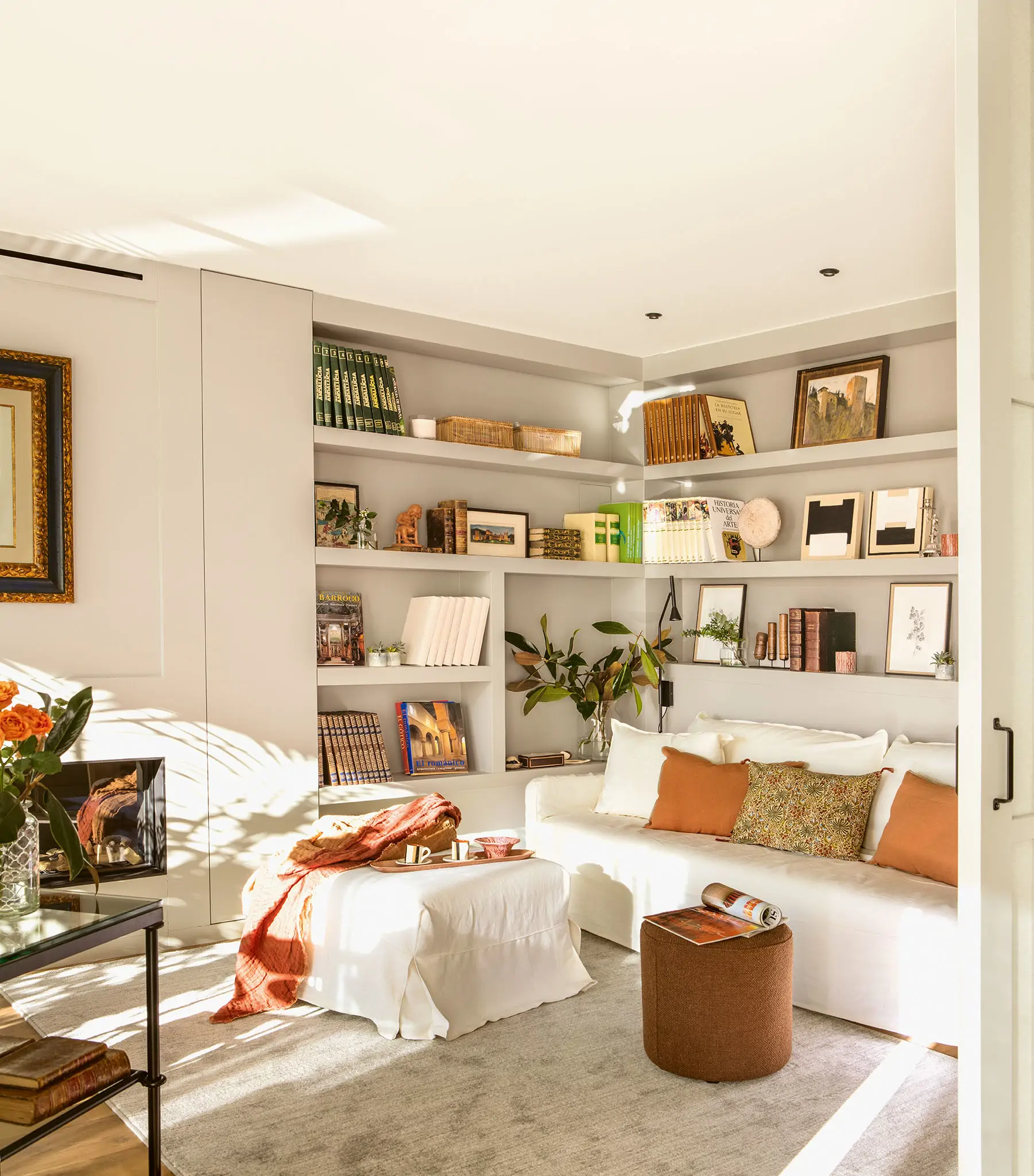 Despacho con zona de estar, chimenea y librería