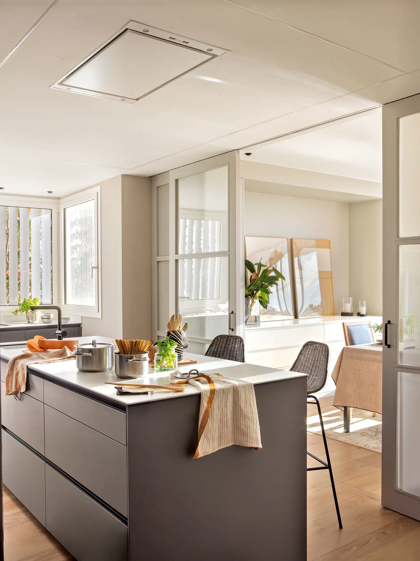 Cocina con isla lacada en gris