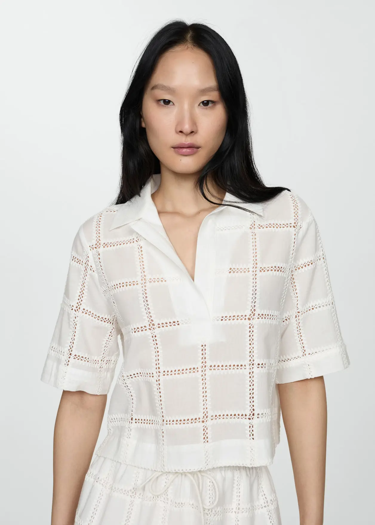 Blusa bordada cuello polo