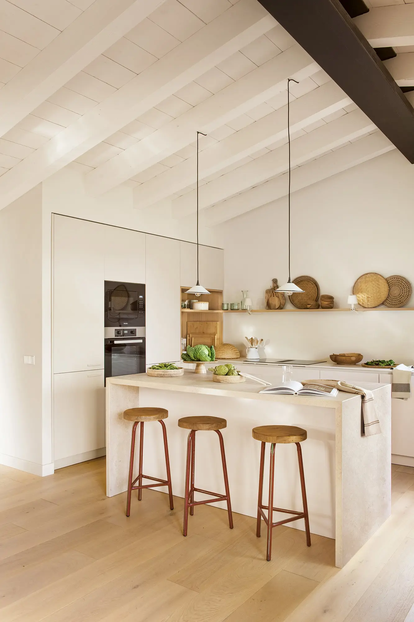 Cocina pequeña y abierta con isla 