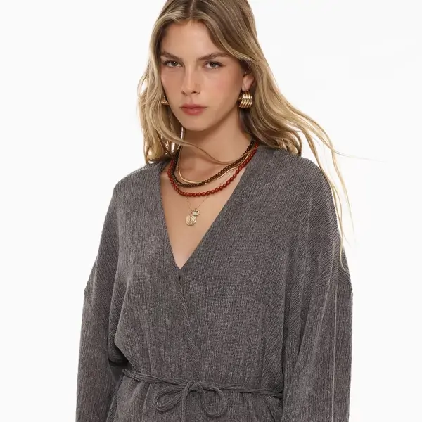 Lefties “liquida” por 13€ su chaqueta “tipo kimono”, ideal para recibir a tus invitados en casa con estilo y elegancia