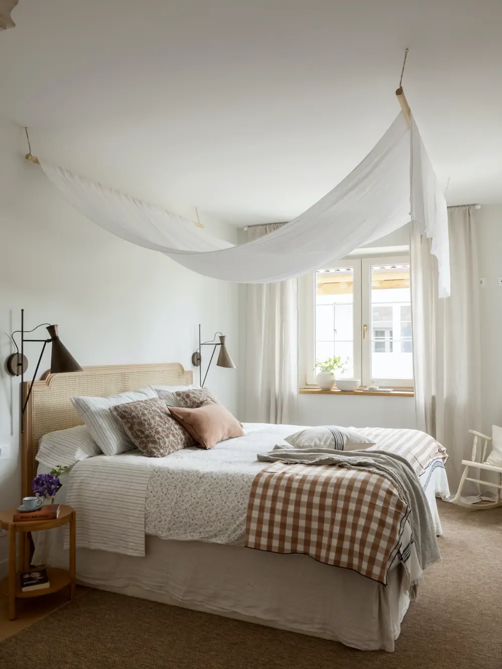 dormitorio con ropa de cama de flores cuadros y rayas