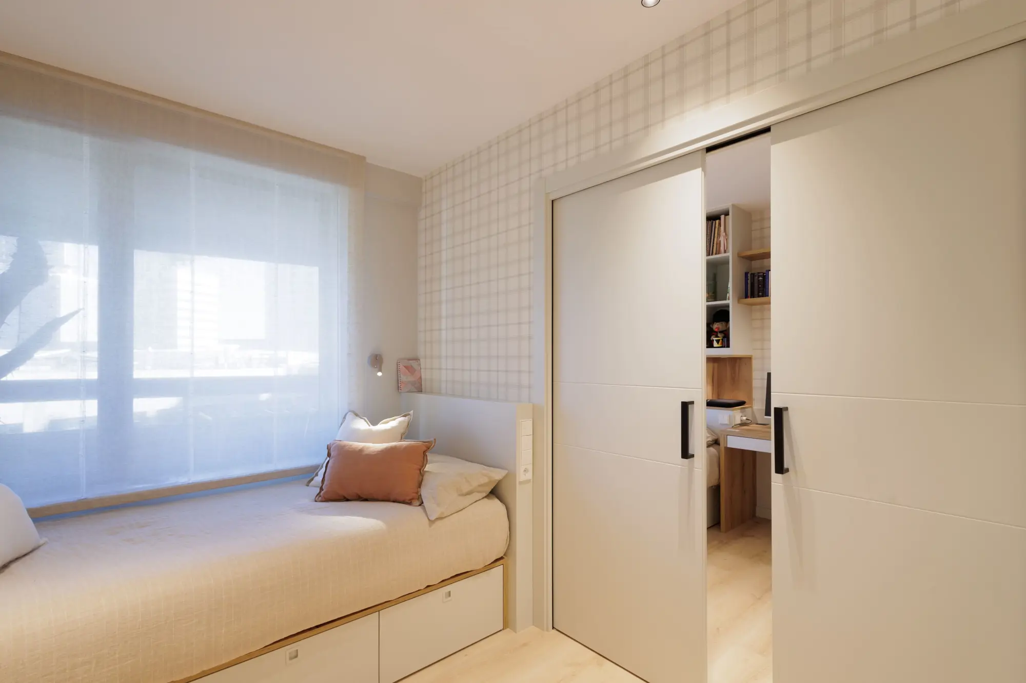 Dormitorios infantiles: papel pintado y puertas correderas