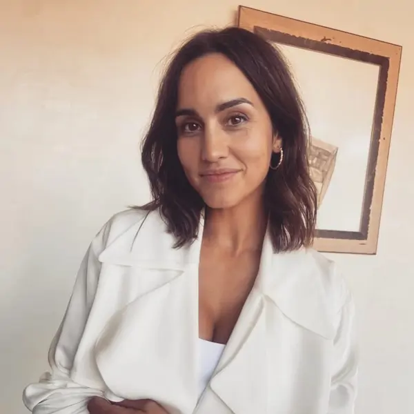 Así decora las paredes de su salón Megan Montaner: alternativas originales al papel pintado y los cuadros
