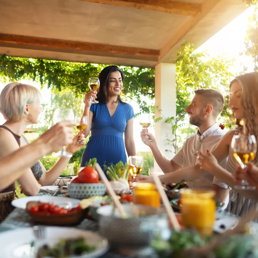 Mujer con invitados en su terraza