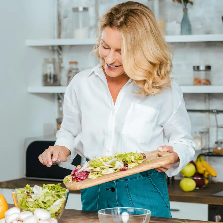 Mujer cortando iStock