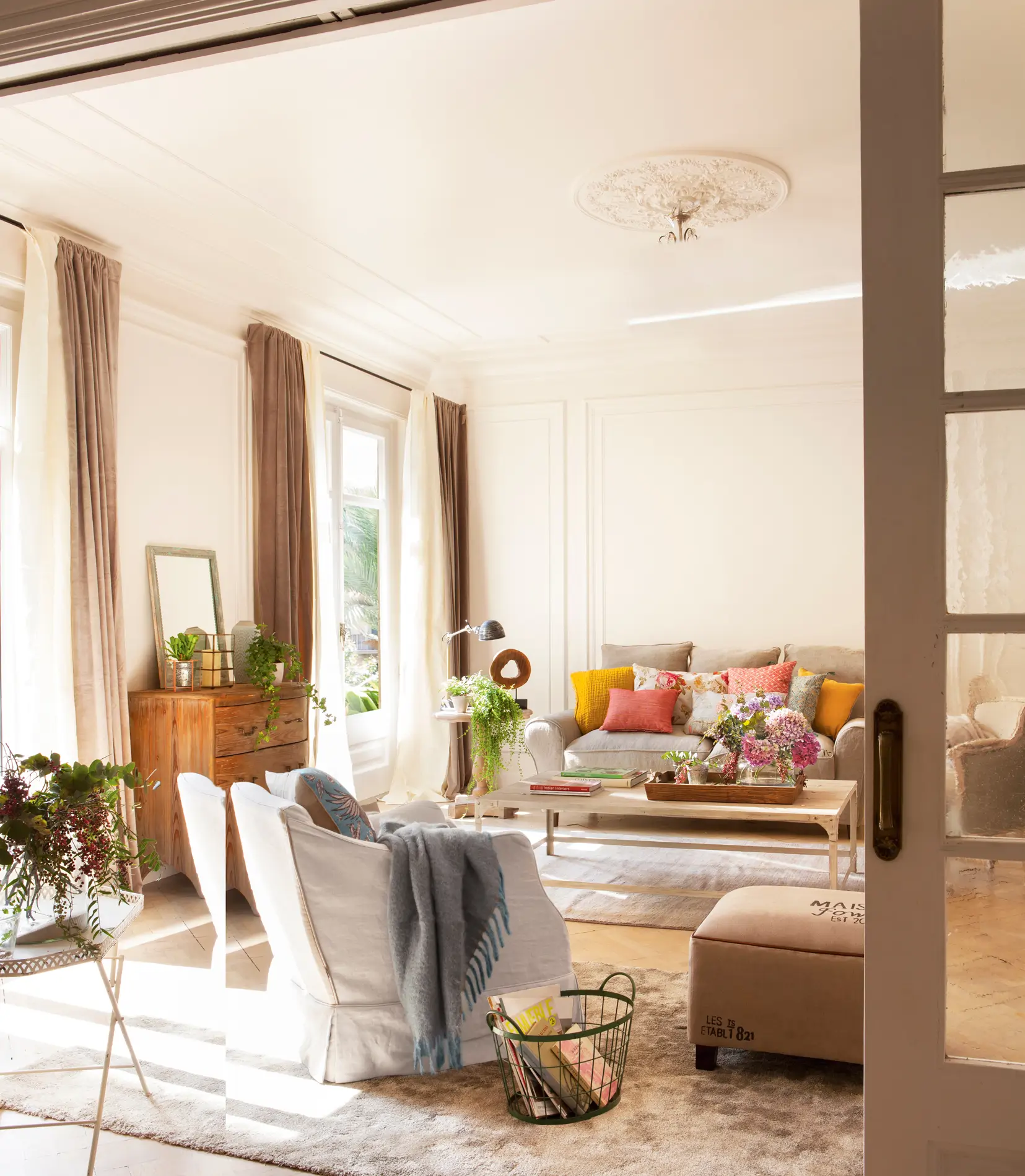 Salón con sofá, sillón, puf, cómoda, cortinas, visillos y puerta corredera 00412732