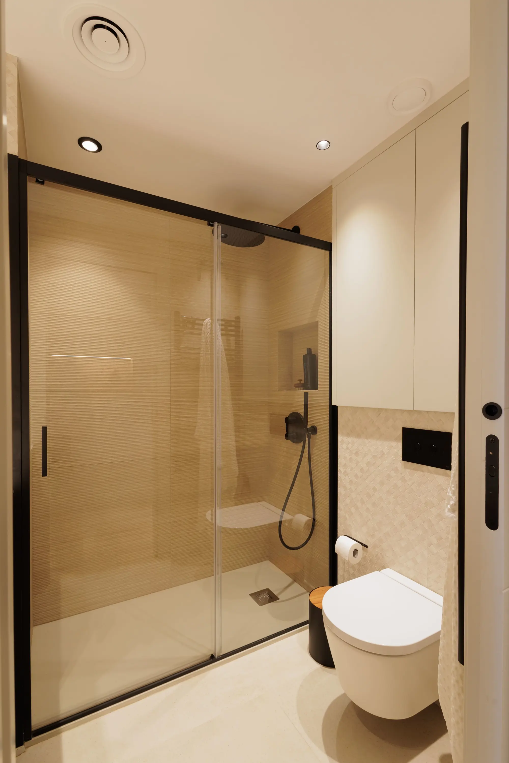 Un baño moderno con acabados en negro