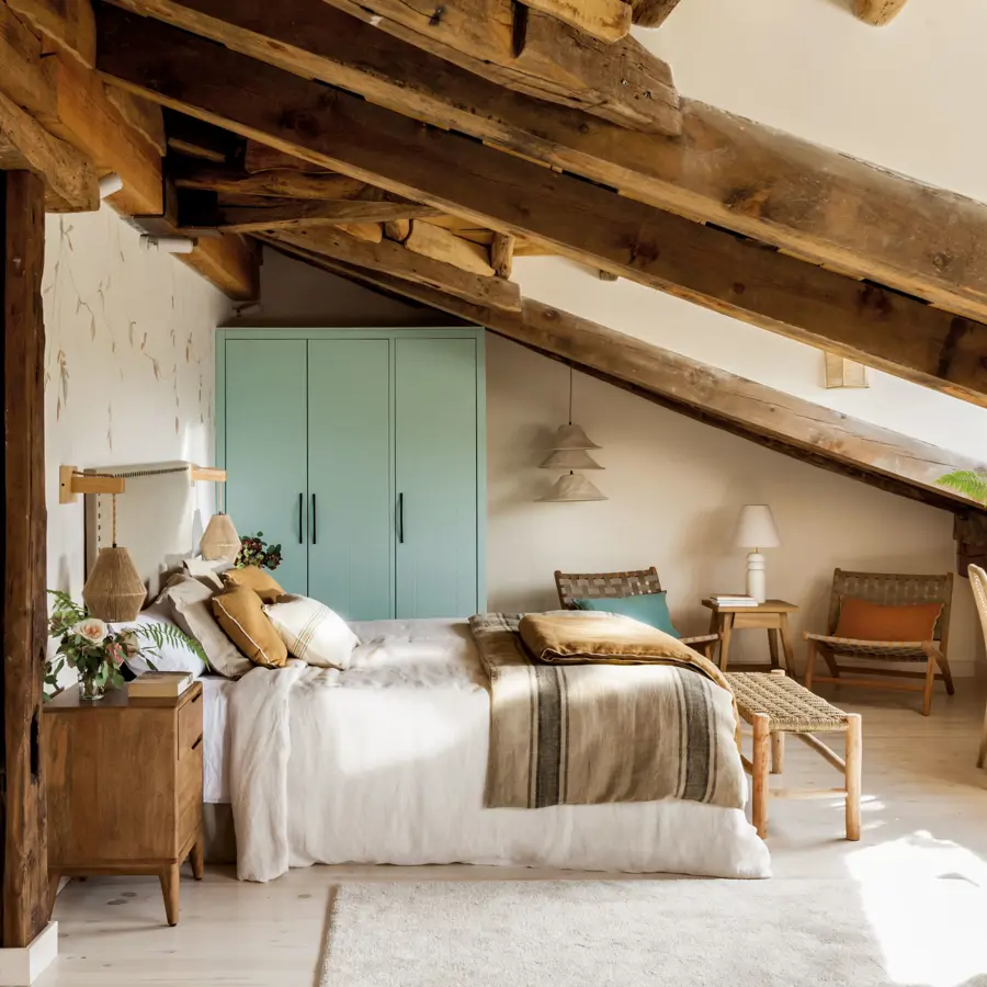 Un dormitorio bajo las vigas: bohemio con detalles modernos