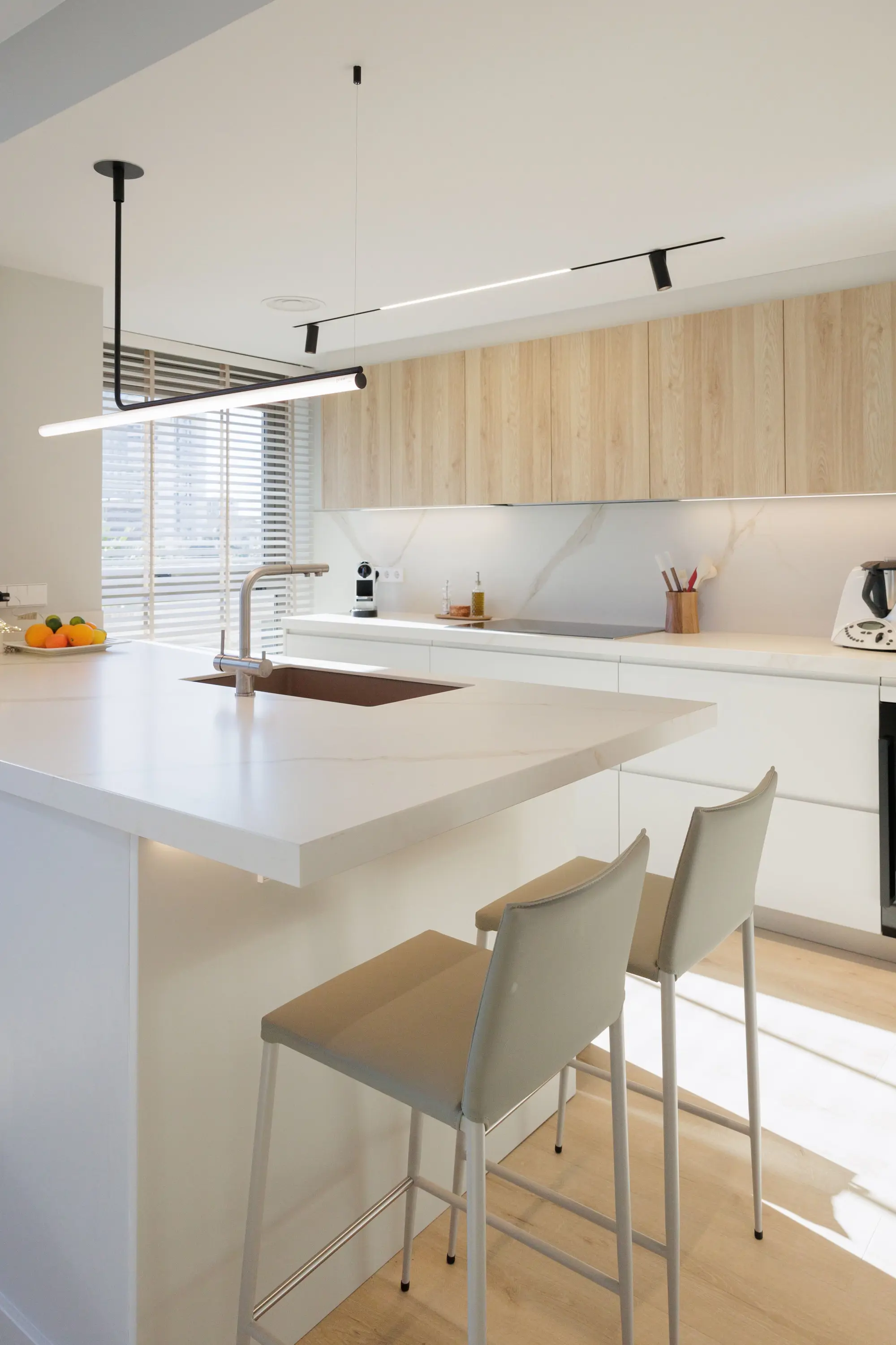 Una cocina con península moderna y cálida