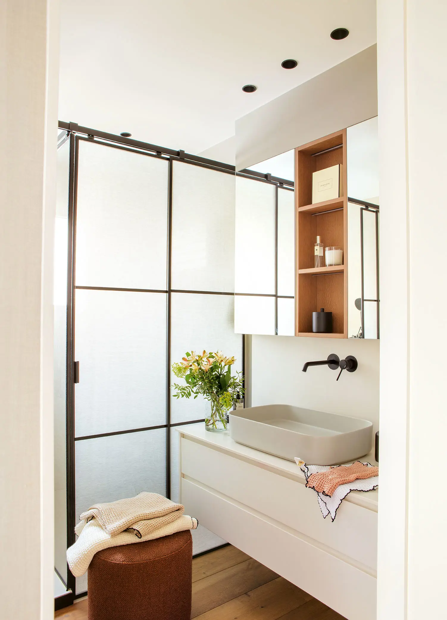 Baño con mampara de hierro acristalada
