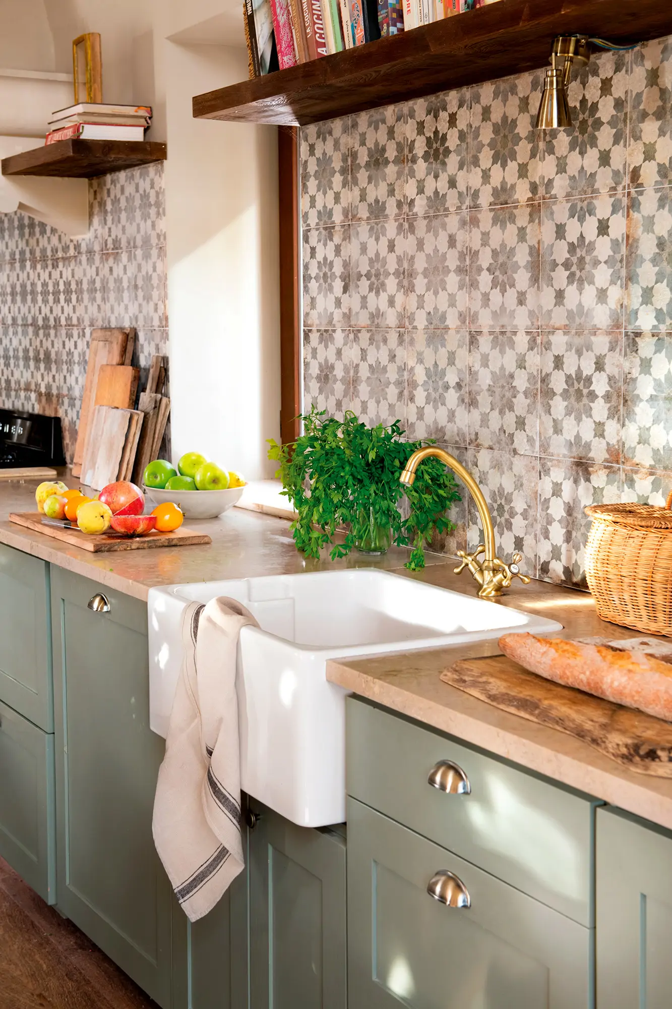 Cocina con azulejos en el salpicadero. Estética vintage.