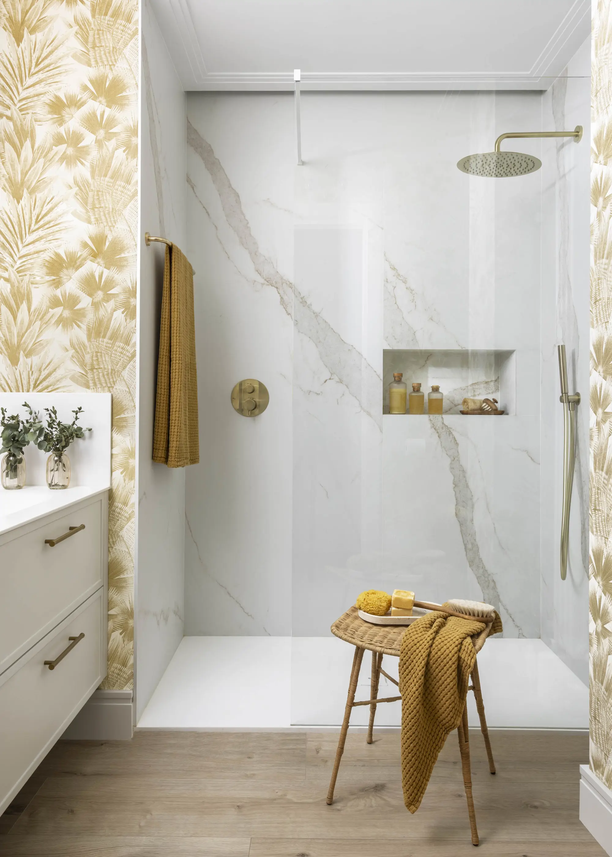 Un baño con papel pintado y mucho encanto