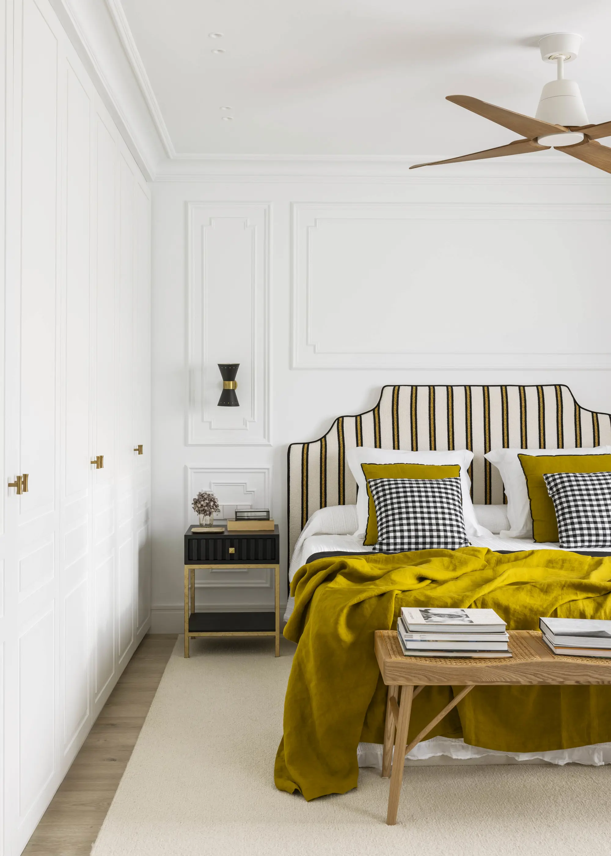 El dormitorio en suite: a rayas y en color mostaza