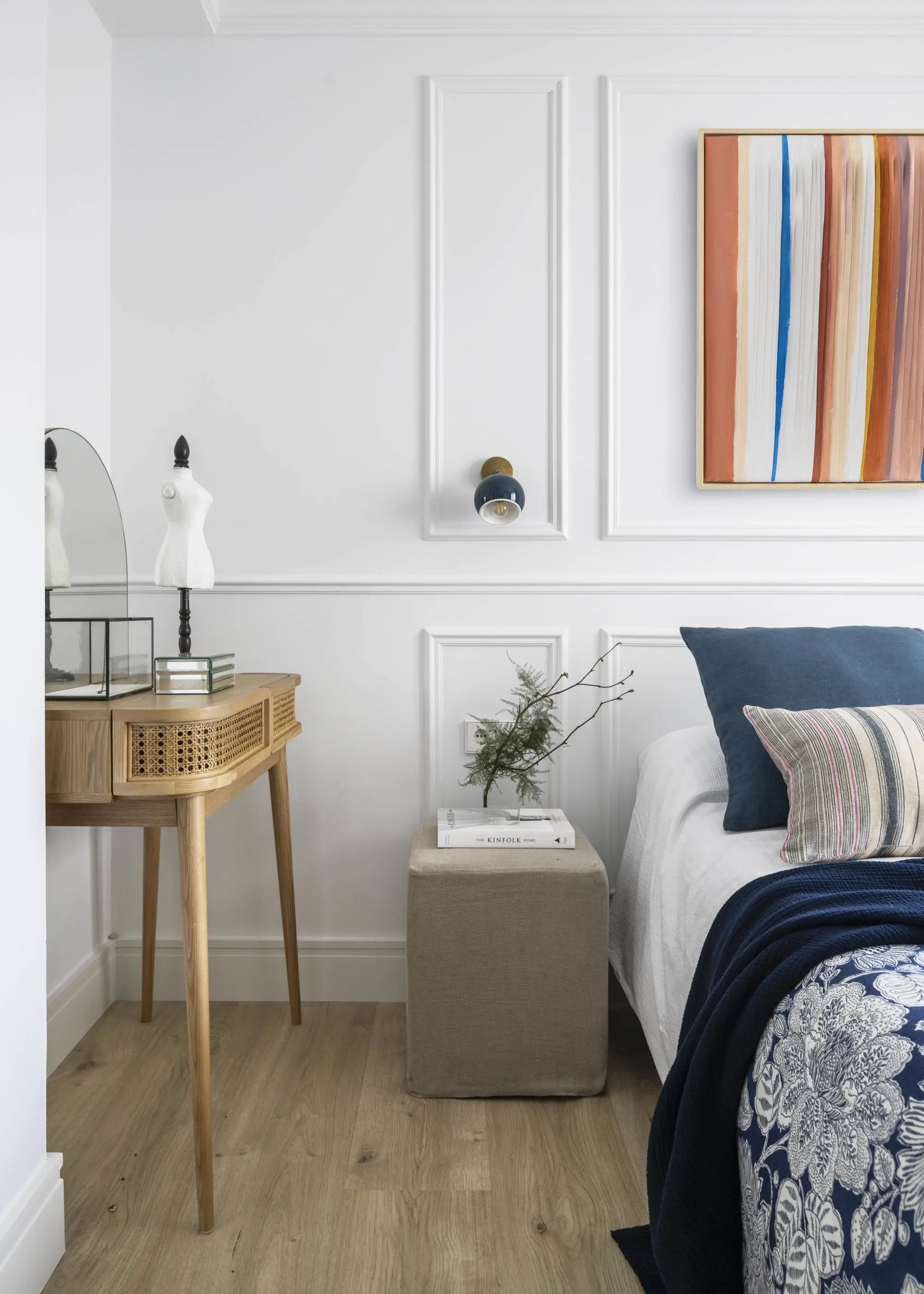 Dormitorio con molduras y arte