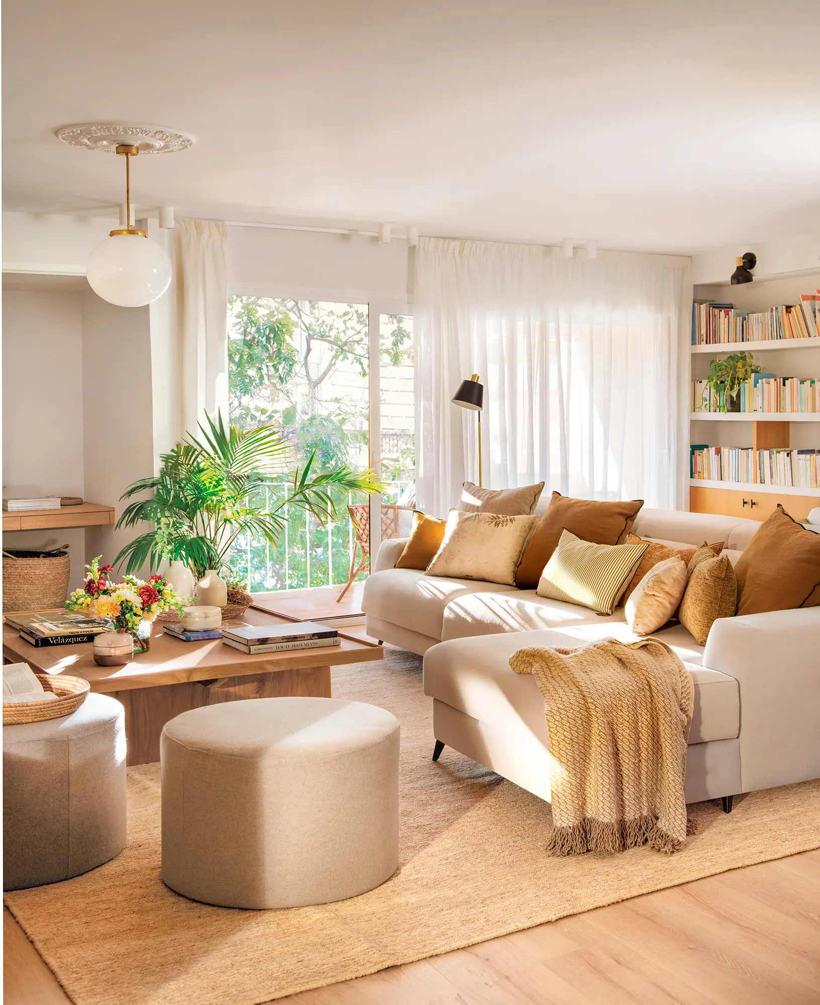 Salón con sofá con chaise longue