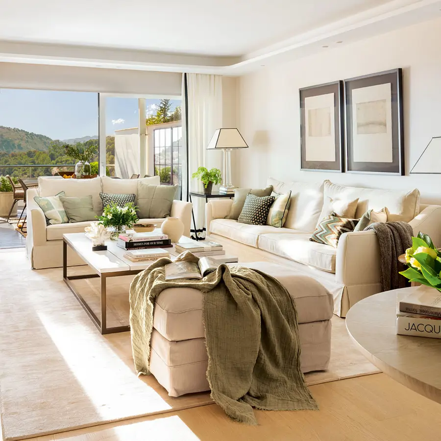 salon cojines verdes sofa blanco cuadros