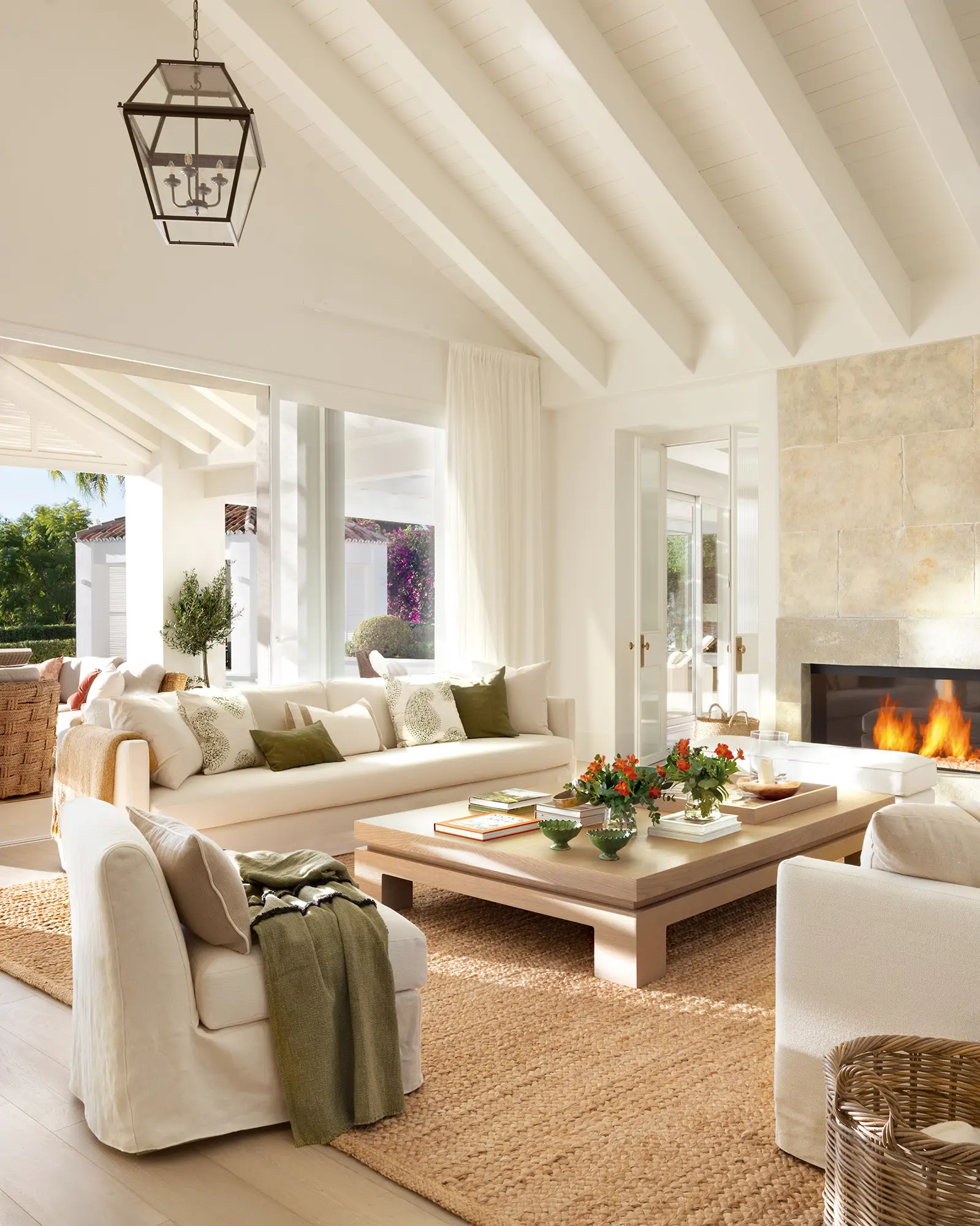Salón con sofá y sillón 