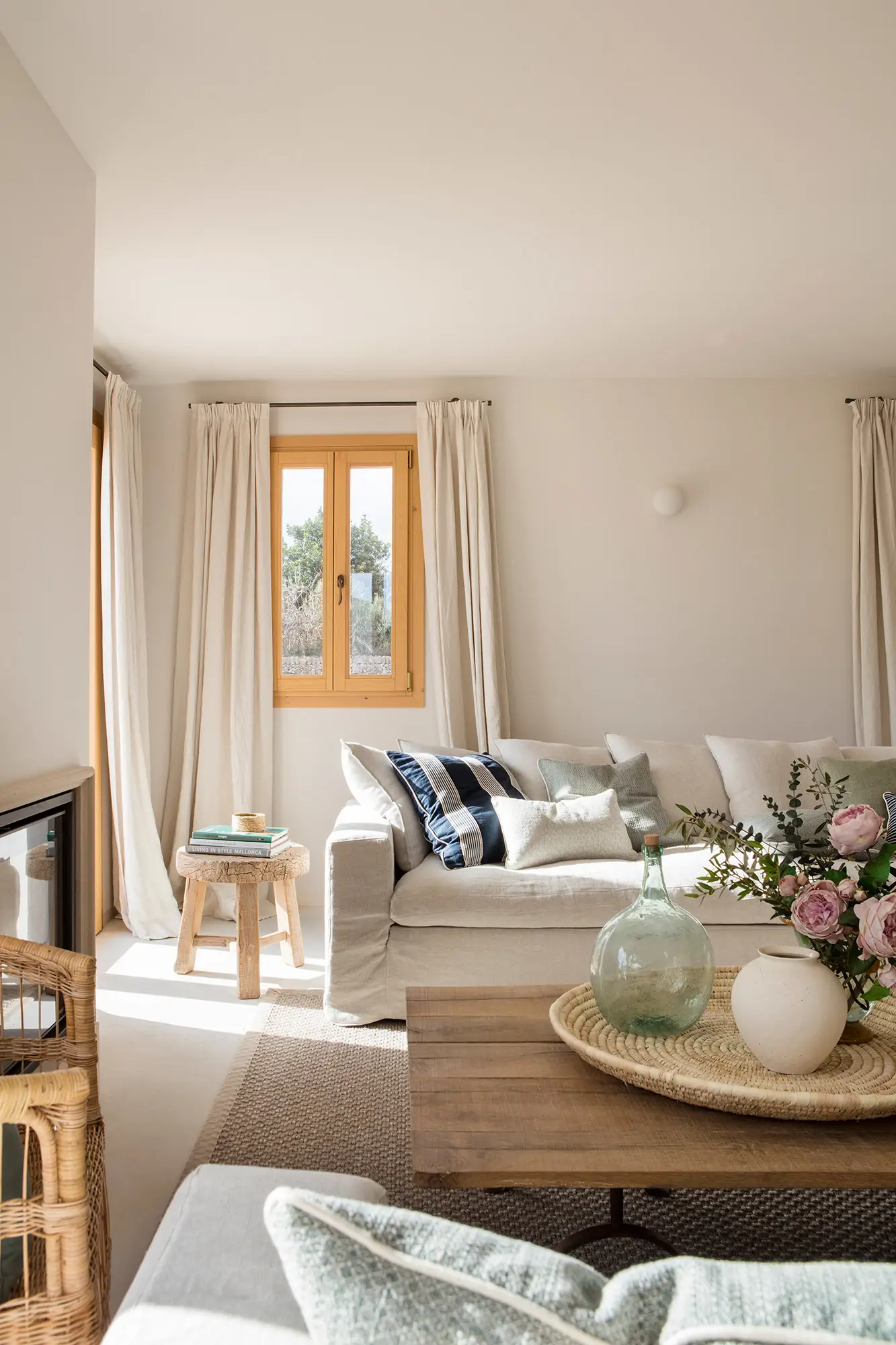 Salón con sofá perpendicular a la ventana 