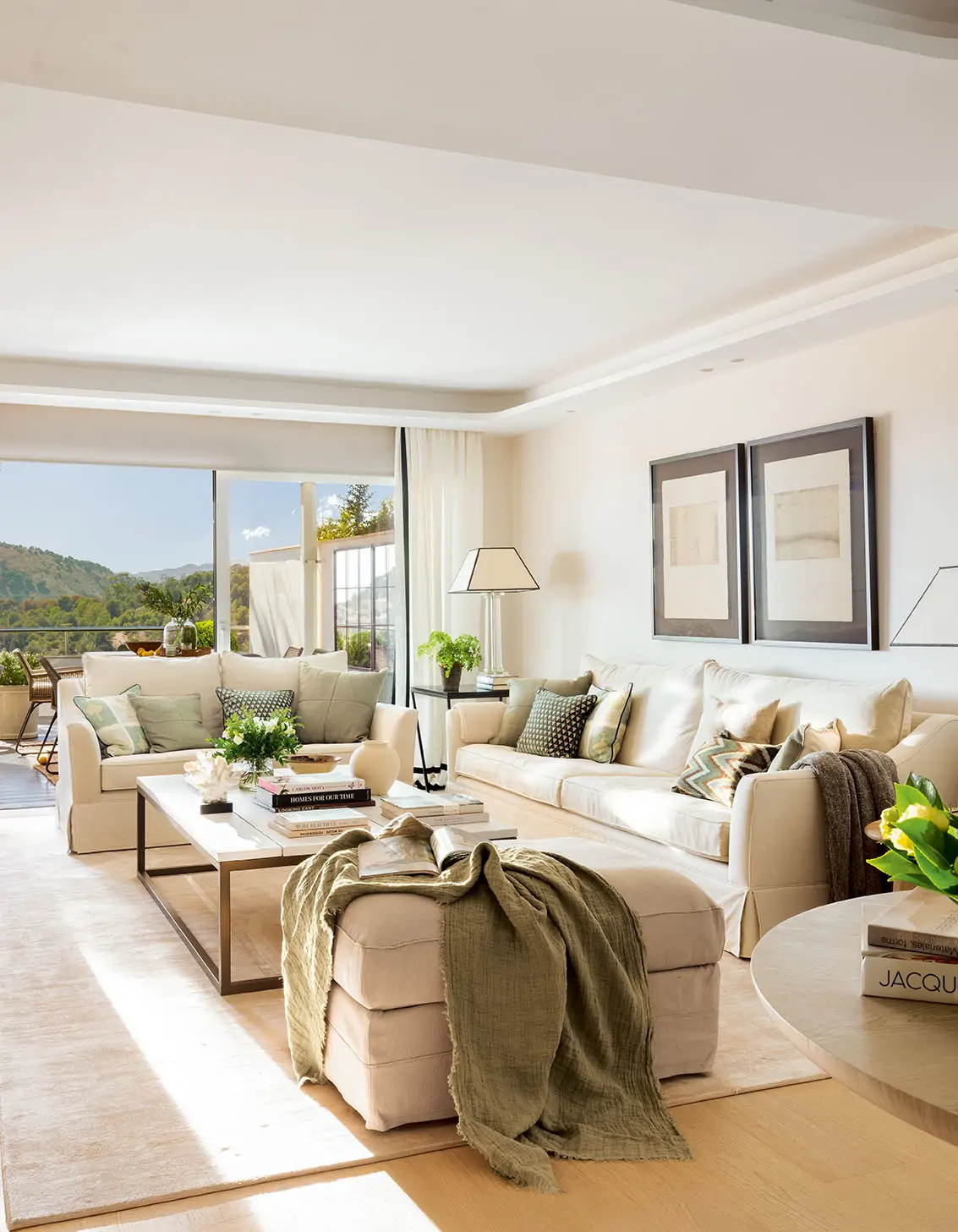 salon cojines verdes sofa blanco cuadros