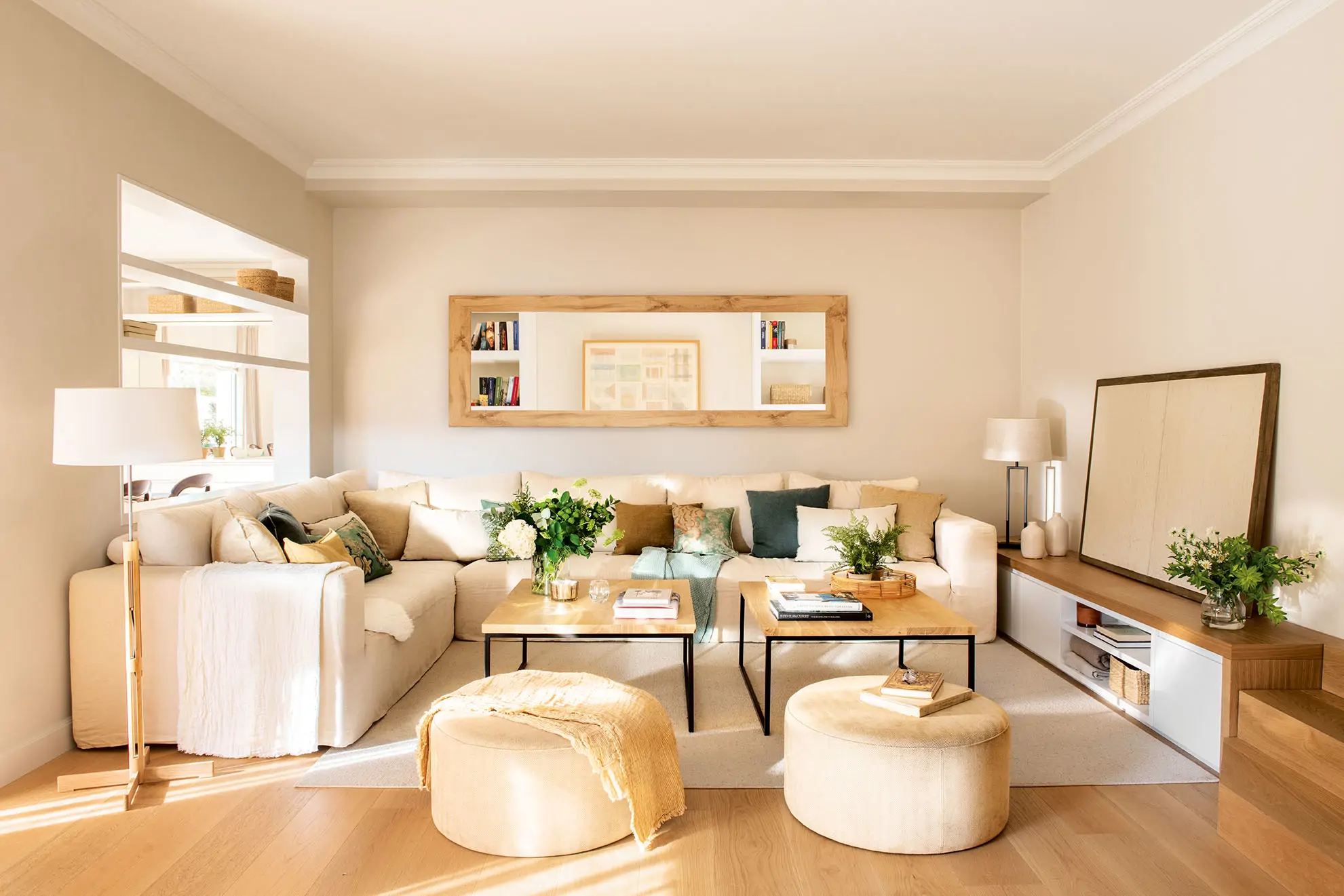 salon espejo pared cuadro sofa blanco