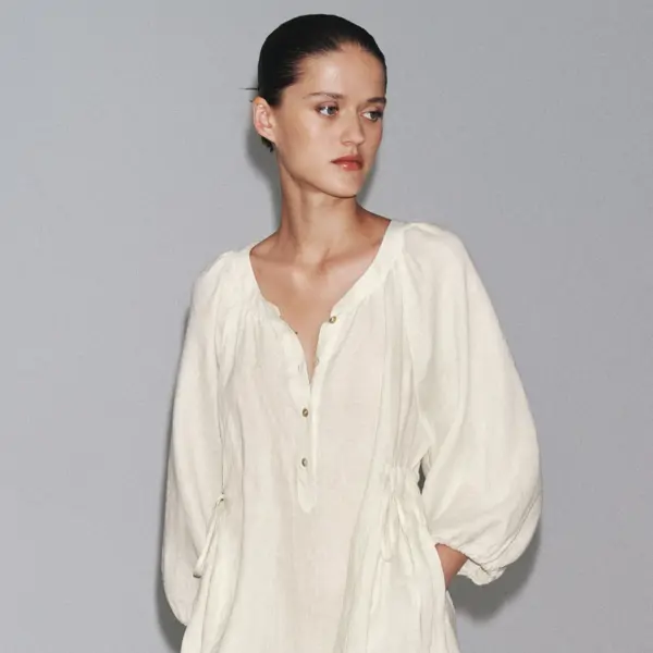 Si tuviera 60 años no llevaría tirantes: 6 vestidos de Zara, holgaditos y que disimulan brazos que las mujeres elegantes agotarán este verano